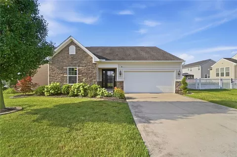 7101 Bluestream Dr, Tipp City, OH 45371