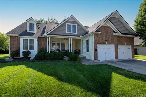 909 Hickory Trail Dr, Wilmington, OH 45177