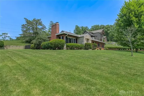 Exterior - 885 Big Hill Rd, Kettering, OH 45419 photo 3 of 8