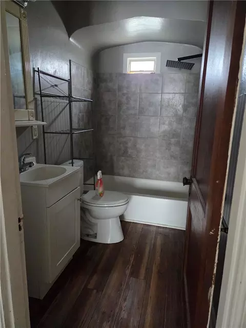 Bath - 445 E Siebenthaler Ave, Dayton, OH 45405 photo 1 of 1