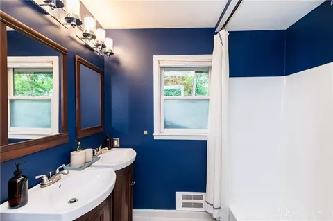 Bath - 1260 Brooklands Rd, Kettering, OH 45409 photo 5 of 8