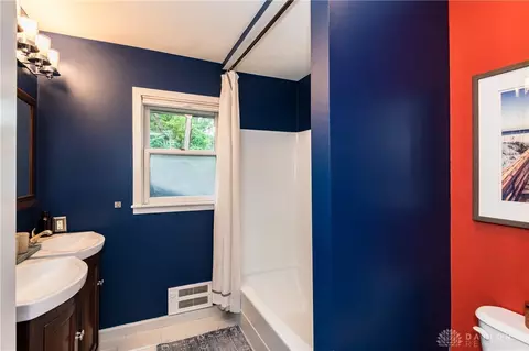Bath - 1260 Brooklands Rd, Kettering, OH 45409 photo 4 of 8