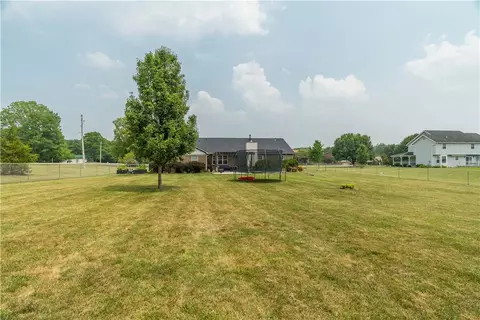 Exterior - 815 W Eva Cir, Springfield, OH 45504 photo 5 of 7
