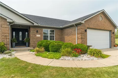 Exterior - 815 W Eva Cir, Springfield, OH 45504 photo 3 of 7