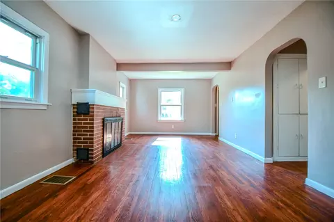 Living - 2901 Oakley Ave, Kettering, OH 45419 photo 3 of 5