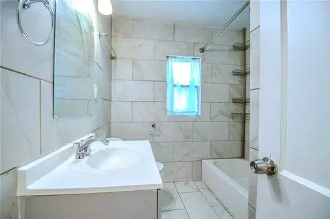 Bath - 2901 Oakley Ave, Kettering, OH 45419 photo 1 of 2
