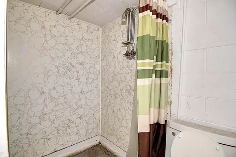 Bath - 1618 Malden Ave, Springfield, OH 45504 photo 3 of 3