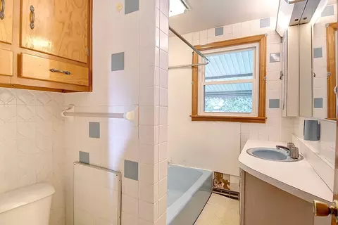 Bath - 1618 Malden Ave, Springfield, OH 45504 photo 1 of 3