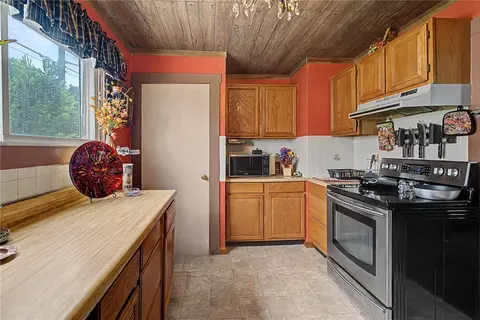 Kitchen - 11 E Dayton Dr, Fairborn, OH 45324 photo 5 of 5