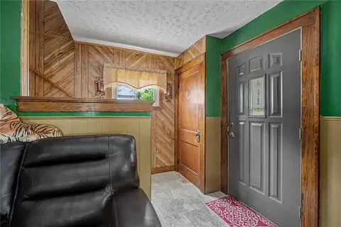 Entry Way - 11 E Dayton Dr, Fairborn, OH 45324 photo 2 of 4