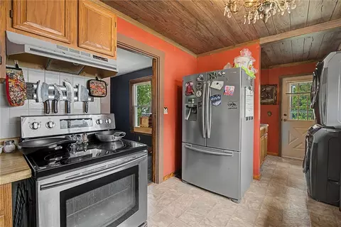 Kitchen - 11 E Dayton Dr, Fairborn, OH 45324 photo 4 of 5