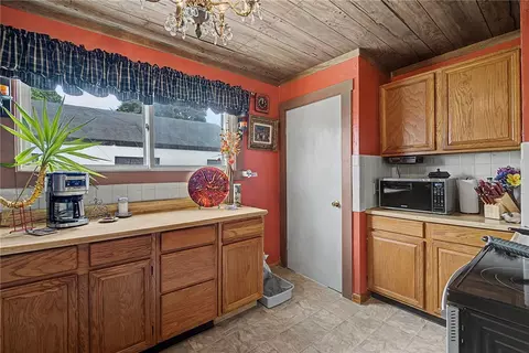 Kitchen - 11 E Dayton Dr, Fairborn, OH 45324 photo 3 of 5