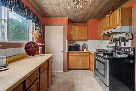 Kitchen - 11 E Dayton Dr, Fairborn, OH 45324 photo 2 of 5