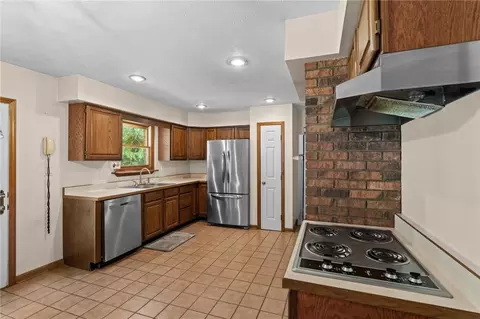 Kitchen - 7191 Brook Dr, Morrow, OH 45152 photo 2 of 2