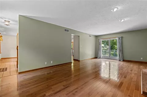 Living - 7191 Brook Dr, Morrow, OH 45152 photo 2 of 5