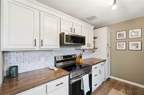 Kitchen - 3100 E Cunnington Ln, Kettering, OH 45420 photo 2 of 3