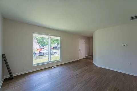 Living - 607 W Euclid Ave, Springfield, OH 45506 photo 2 of 3