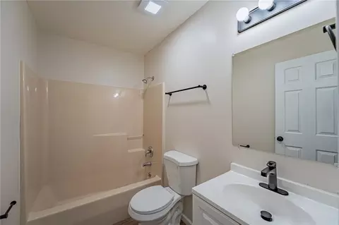 Bath - 607 W Euclid Ave, Springfield, OH 45506 photo 2 of 4