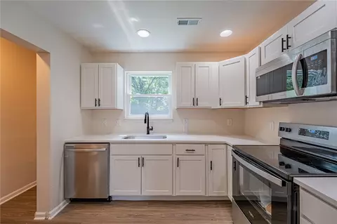 Kitchen - 607 W Euclid Ave, Springfield, OH 45506 photo 1 of 2