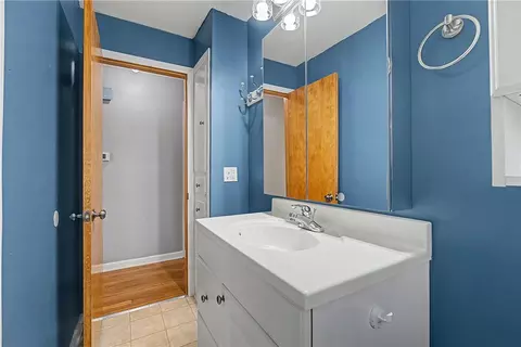 Bath - 1017 Wenbrook Dr, Kettering, OH 45429 photo 2 of 4