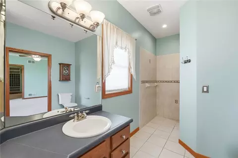 Bath - 3678 Old Springfield Rd, Springfield, OH 45502 photo 3 of 8