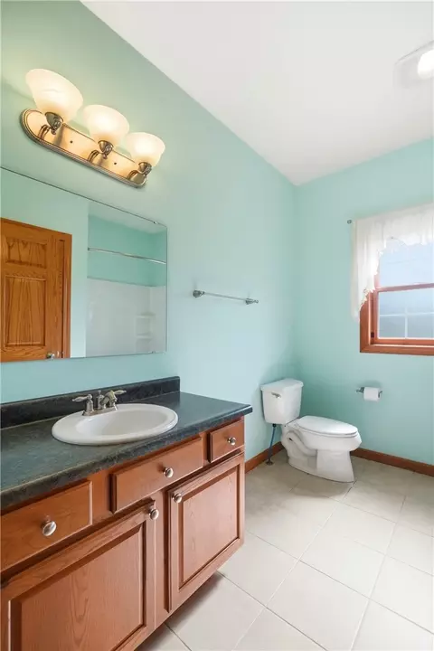 Bath - 3678 Old Springfield Rd, Springfield, OH 45502 photo 7 of 8