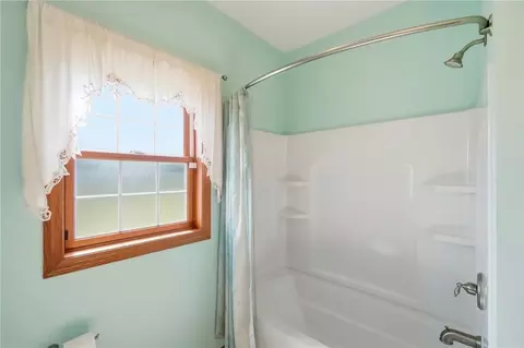 Bath - 3678 Old Springfield Rd, Springfield, OH 45502 photo 8 of 8
