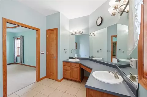 Bath - 3678 Old Springfield Rd, Springfield, OH 45502 photo 2 of 8