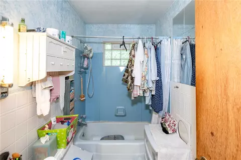Bath - 2332 Erter Dr, Springfield, OH 45503 photo 2 of 2