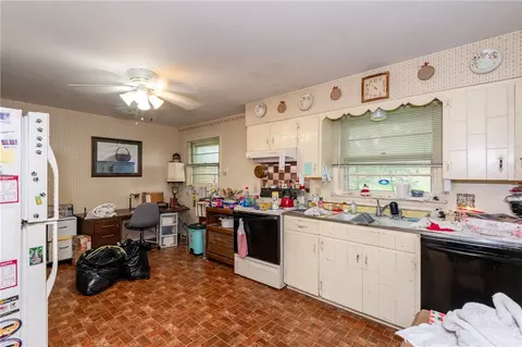 Kitchen - 2332 Erter Dr, Springfield, OH 45503 photo 1 of 3