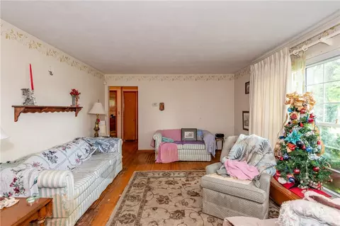 Living - 2332 Erter Dr, Springfield, OH 45503 photo 2 of 3