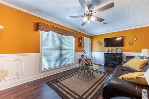 Living - 700 E 4th St, Franklin, OH 45005 photo 1 of 1