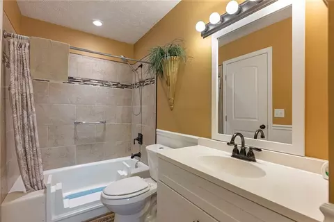 Bath - 700 E 4th St, Franklin, OH 45005 photo 2 of 2