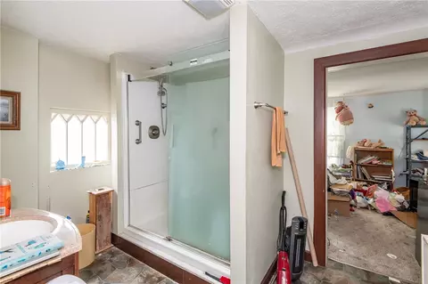 Bath - 720 N Belmont Ave, Springfield, OH 45503 photo 2 of 3