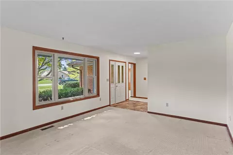 Living - 6436 Manete St, Springfield, OH 45502 photo 1 of 6