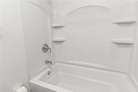 Bath - 6436 Manete St, Springfield, OH 45502 photo 2 of 3