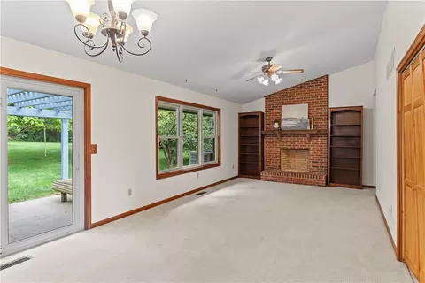 Living - 6436 Manete St, Springfield, OH 45502 photo 4 of 6
