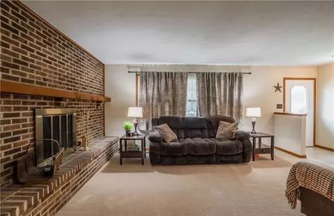 Living - 950 Suncrest Dr, Springfield, OH 45503 photo 1 of 3