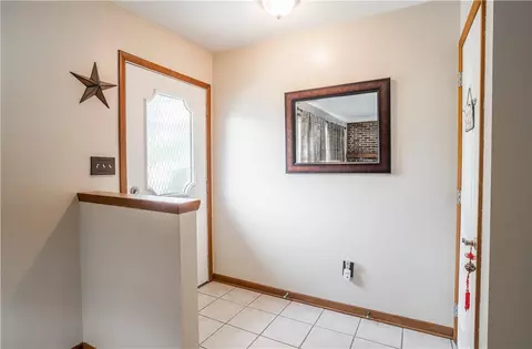Entry Way - 950 Suncrest Dr, Springfield, OH 45503 photo 1 of 3