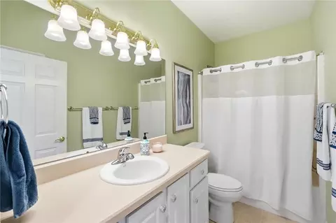 Bath - 1256 Forest Walk Dr, Centerville, OH 45459 photo 6 of 7