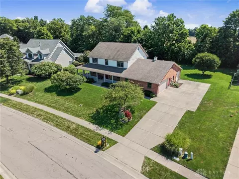 1082 Roger Scott Dr, Sugarcreek Township, OH 45305