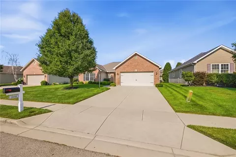 2655 Shady Tree Dr, Troy, OH 45373