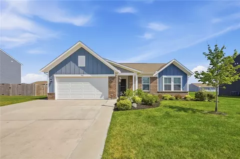 790 Hunters Run Dr, Brookville, OH 45309