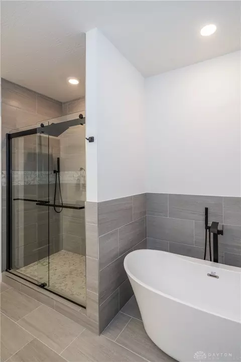 Bath - 3631 Kingsgate Ln, Springfield, OH 45503 photo 2 of 11