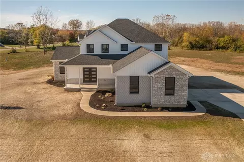 Exterior - 3631 Kingsgate Ln, Springfield, OH 45503 photo 12 of 13