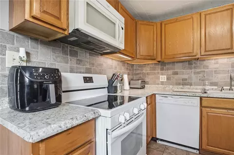 Kitchen - 106 Corlington Dr, Springfield, OH 45506 photo 1 of 2
