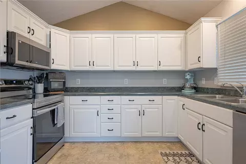 Kitchen - 101 Crown Point Mdws, Centerville, OH 45458 photo 2 of 3