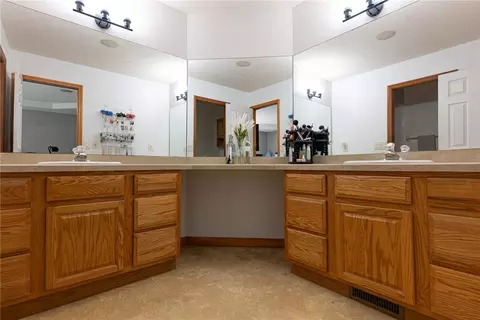 Bath - 101 Crown Point Mdws, Centerville, OH 45458 photo 1 of 2