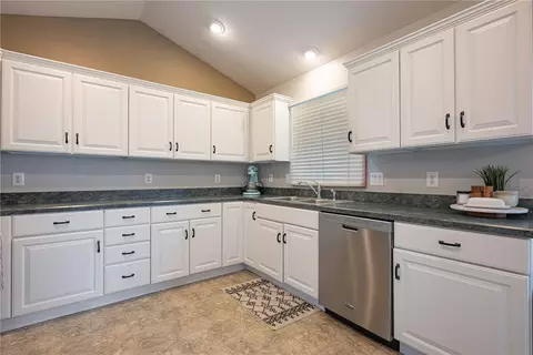 Kitchen - 101 Crown Point Mdws, Centerville, OH 45458 photo 1 of 3