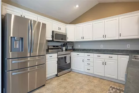 Kitchen - 101 Crown Point Mdws, Centerville, OH 45458 photo 3 of 3